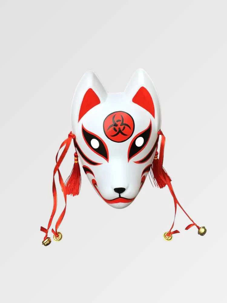 Kitsune-Maske mit rotem Siegel von vorn vor einfarbig grauem Hintergrund — weißer Fuchs mit rotem Scheibenzeichen auf der Stirn, roten Kordeln und Glöckchen