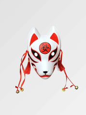 Kitsune-Maske mit rotem Siegel von vorn vor einfarbig grauem Hintergrund — weißer Fuchs mit rotem Scheibenzeichen auf der Stirn, roten Kordeln und Glöckchen