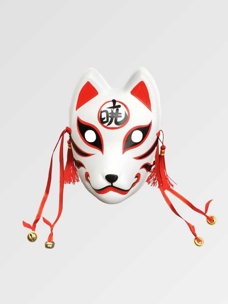 Kitsune-Maske mit Kanji von vorn vor einfarbig grauem Hintergrund — weißer Fuchs mit rotem Kanji auf der Stirn, Kordeln und goldenen Glöckchen