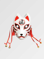 Kitsune-Maske mit Kanji von vorn vor einfarbig grauem Hintergrund — weißer Fuchs mit rotem Kanji auf der Stirn, Kordeln und goldenen Glöckchen