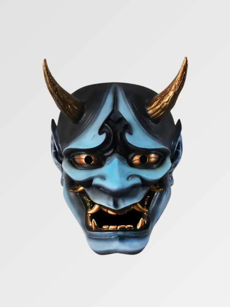 Blaue Hannya-Maske von vorn vor einfarbig grauem Hintergrund — blauer Dämon mit goldenen Hörnern, gerunzelten Brauen und offenem Mund voller Fangzähne
