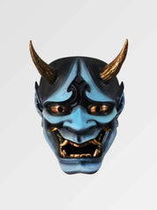 Blaue Hannya-Maske von vorn vor einfarbig grauem Hintergrund — blauer Dämon mit goldenen Hörnern, gerunzelten Brauen und offenem Mund voller Fangzähne