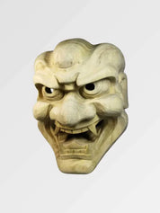 Japanische Holzmaske Shiata – grimassierender Oni-Dämon aus hellem Holz, Detailaufnahme