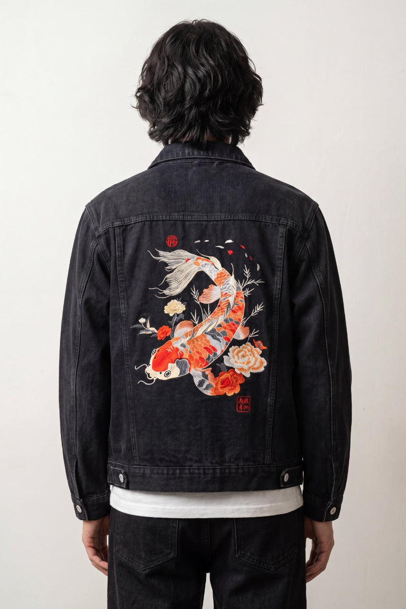 Japanische Jeansjacke schwarz mit besticktem Koi-Karpfen und Pfingstrosen