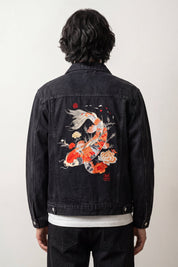 Japanische Jeansjacke schwarz mit besticktem Koi-Karpfen und Pfingstrosen