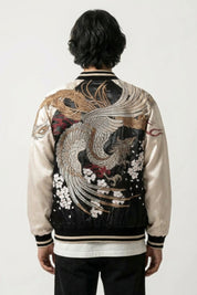 Japanische Sukajan-Souvenirjacke mit farbigem Phönix zwischen Kirschbäumen, Rückenansicht der Stickerei
