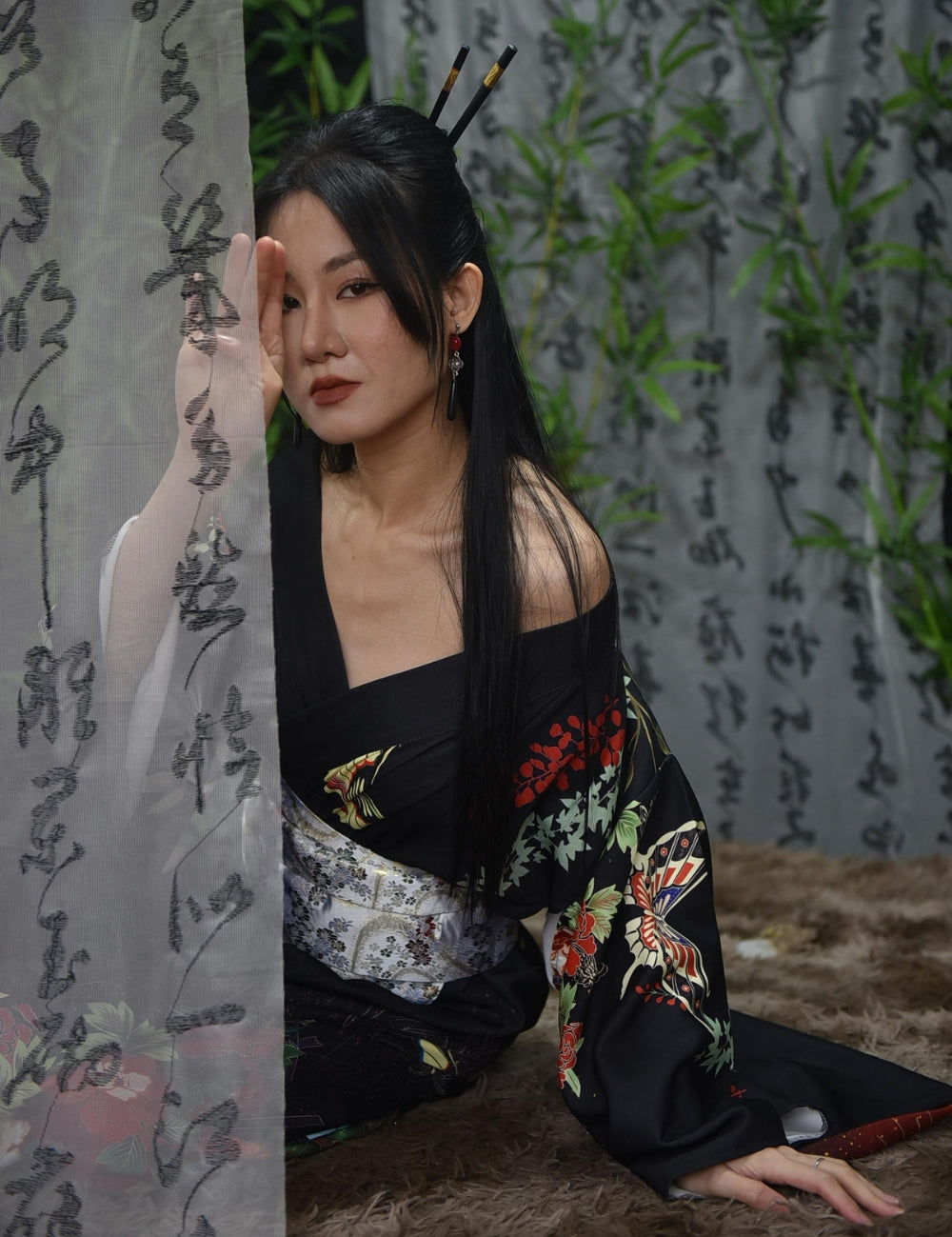 Frau mit schwarzer japanischer Kimono-Jacke mit Blumenmuster — Kollektion Japanische Kleidung