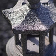 Japanische Kunststeinlaterne – japanische Laterne, große Säulenlaterne Asashi aus Kunststein, beleuchtete Ansicht