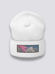 Japanische Landschafts-Beanie – Beanie, gestickter Fuji im Sumi-e-Stil, Detailaufnahme der Stickerei