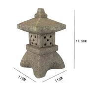 Japanische Laterne im antiken Stil – japanische Laterne, antiker Tuffstein-Tōrō, Wabi-Sabi, beleuchtete Ansicht