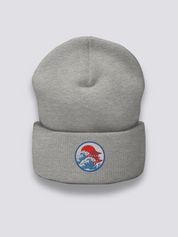 Japanische Logo-Beanie – Beanie, gesticktes Medaillon Welle-Pagode-Sonne, Detailaufnahme der Stickerei