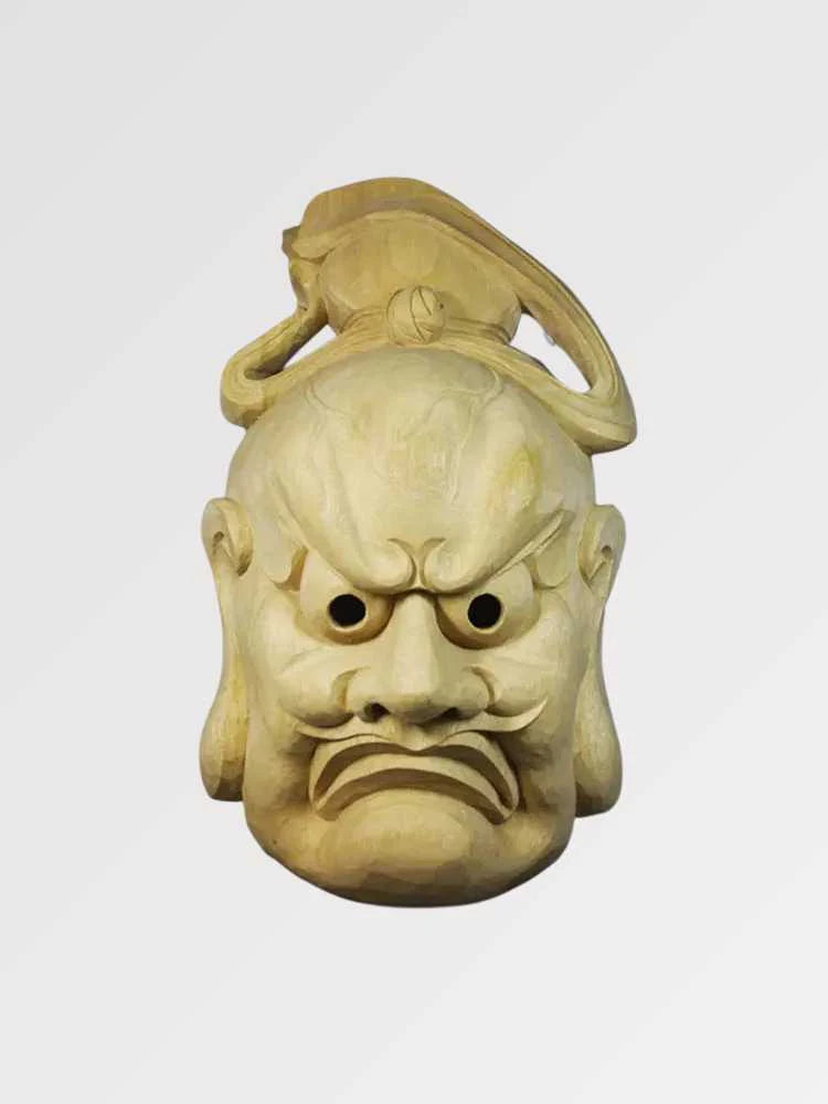 Bugaku-Maske von vorn vor einfarbig grauem Hintergrund — strenges Gesicht aus hellem Holz mit gebogener Kopfbedeckung und gerunzelten Brauen
