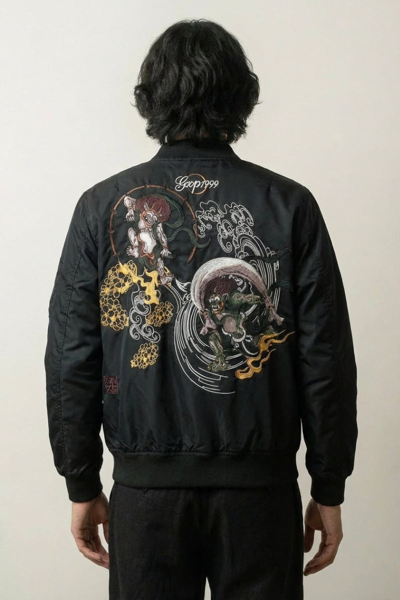 Japanische Sukajan-Souvenirjacke mit Oni und Yokai im Handgemenge, Rückenansicht der Stickerei