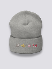 Japanische Muster-Beanie – Beanie, vier gestickte Ikonen: Kranich, Geta, Sakura, Koi, Detailaufnahme der Stickerei