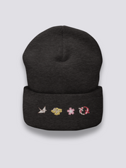 Japanische Muster-Beanie – Beanie, vier gestickte Ikonen: Kranich, Geta, Sakura, Koi, Rückansicht