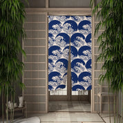 Japanische Noren Yasumi – japanischer Noren-Türvorhang, marineblaue Wellen-Medaillons auf Beige, Gesamtansicht