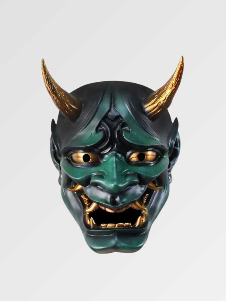 Grüne Hannya-Maske von vorn vor einfarbig grauem Hintergrund — grüner Dämon mit goldenen Hörnern, hervortretenden Augen und gefletschten Zähnen