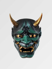 Grüne Hannya-Maske von vorn vor einfarbig grauem Hintergrund — grüner Dämon mit goldenen Hörnern, hervortretenden Augen und gefletschten Zähnen