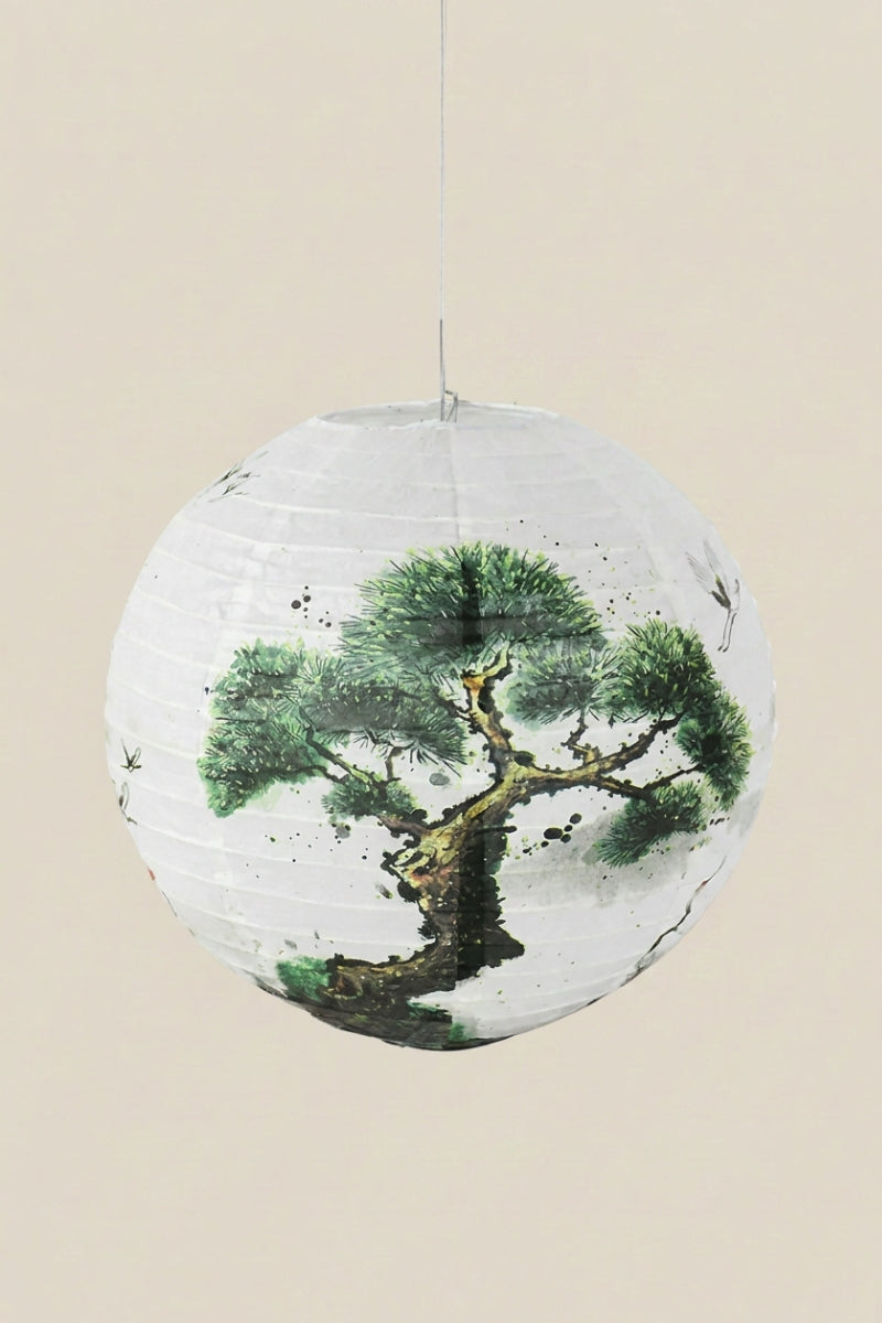 Japanische Laterne in Baum — weiße Papierkugellaterne mit knorriger Kiefer in grüner und schwarzer Tusche, an einer Schnur vor beigem Hintergrund