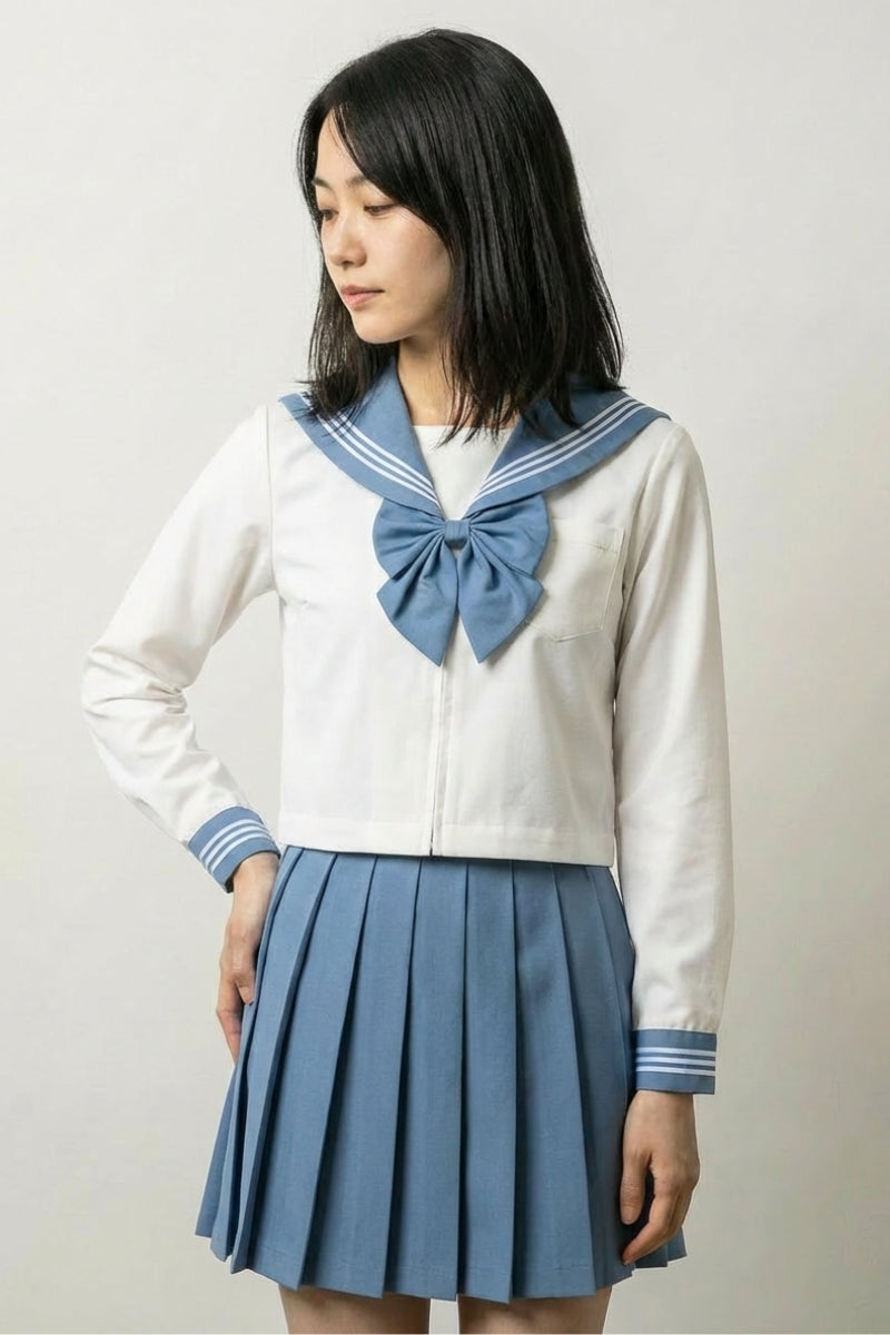Japanische Schuluniform Blau 'Sora' – japanische Schuluniform Sailor, Sailor-Uniform in Himmelblau mit weißer Bluse, Vorderansicht