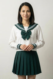 Japanische Schuluniform Grün 'Midori' – japanische Schuluniform Sailor, Sailor-Uniform in Grün mit weißer Bluse, Vorderansicht