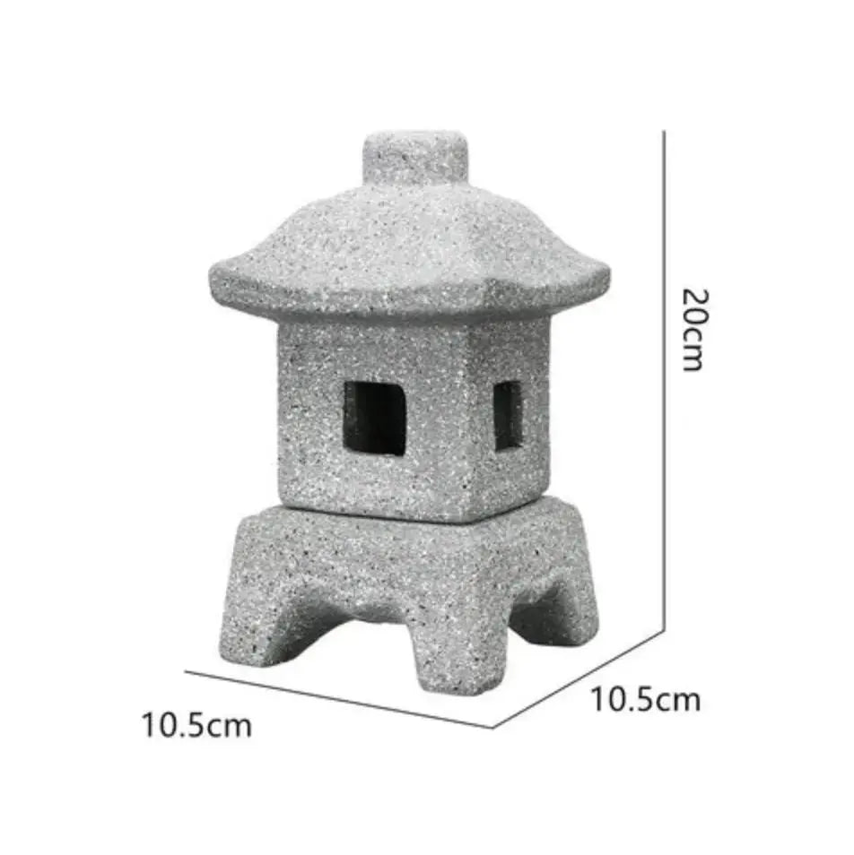 Japanische Stein-Gartenlaterne – japanische Laterne, Miniatur-Stein-Tōrō im Yukimi-gata-Stil, beleuchtete Ansicht