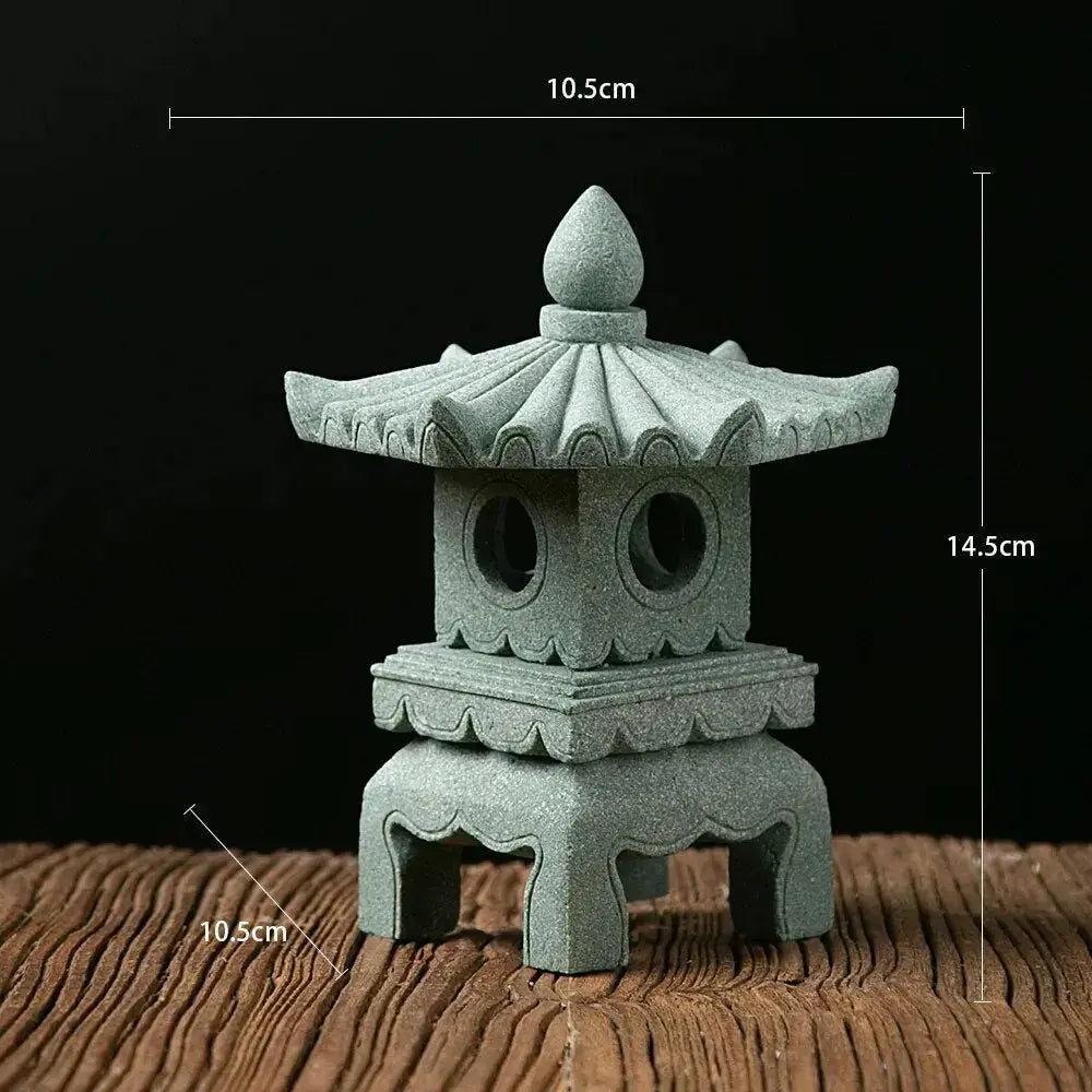 Japanische Steinlaterne – japanische Laterne, gemeißelter Stein-Tōrō Ukiha mit Lotos-Pinakel, beleuchtete Ansicht