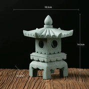 Japanische Steinlaterne – japanische Laterne, gemeißelter Stein-Tōrō Ukiha mit Lotos-Pinakel, beleuchtete Ansicht