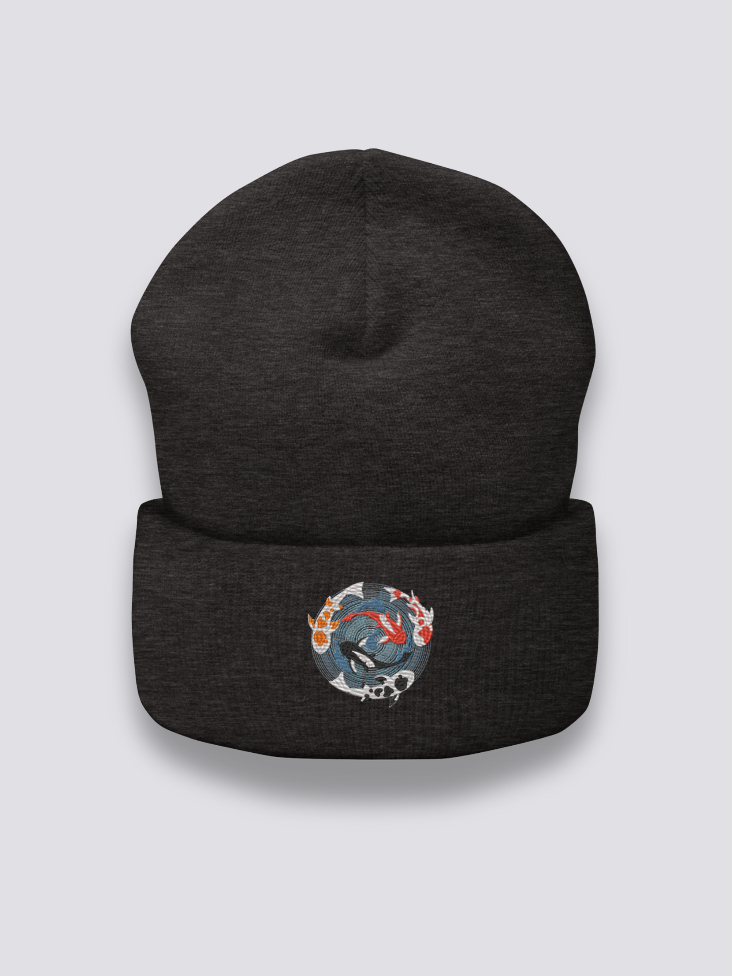 Japanische Stickerei-Beanie – Beanie, gestickter Koi-Teich von oben im Medaillon, Vorderansicht