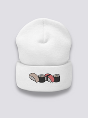 Japanische Sushi-Beanie – Beanie, vier gestickte Sushi als Fries, Detailaufnahme der Stickerei