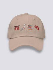 Japanische Symbole-Cap – japanische Cap, vier gestickte Ikonen: Torii, Archipel, Pagode, Fächer, Detailaufnahme der Stickerei