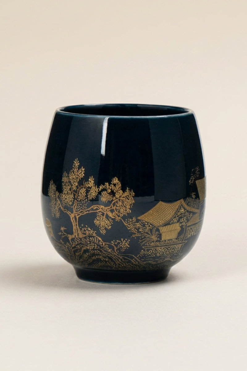Japanische Teetasse schwarz mit goldenem Tempelpavillon