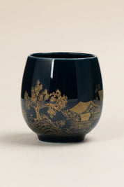 Japanische Teetasse schwarz mit goldenem Tempelpavillon