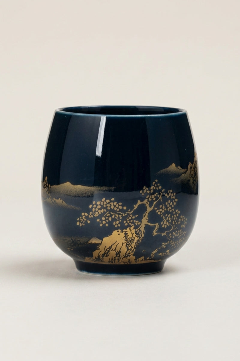 Japanische Teetasse schwarz mit goldener Seelandschaft
