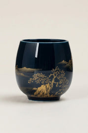 Japanische Teetasse schwarz mit goldener Seelandschaft