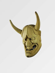Oni-Maske aus hellem Holz in Dreiviertelansicht von hinten — Dämon mit zwei langen geschwungenen Hörnern, langgezogenem Gesicht und leicht offenem Mund