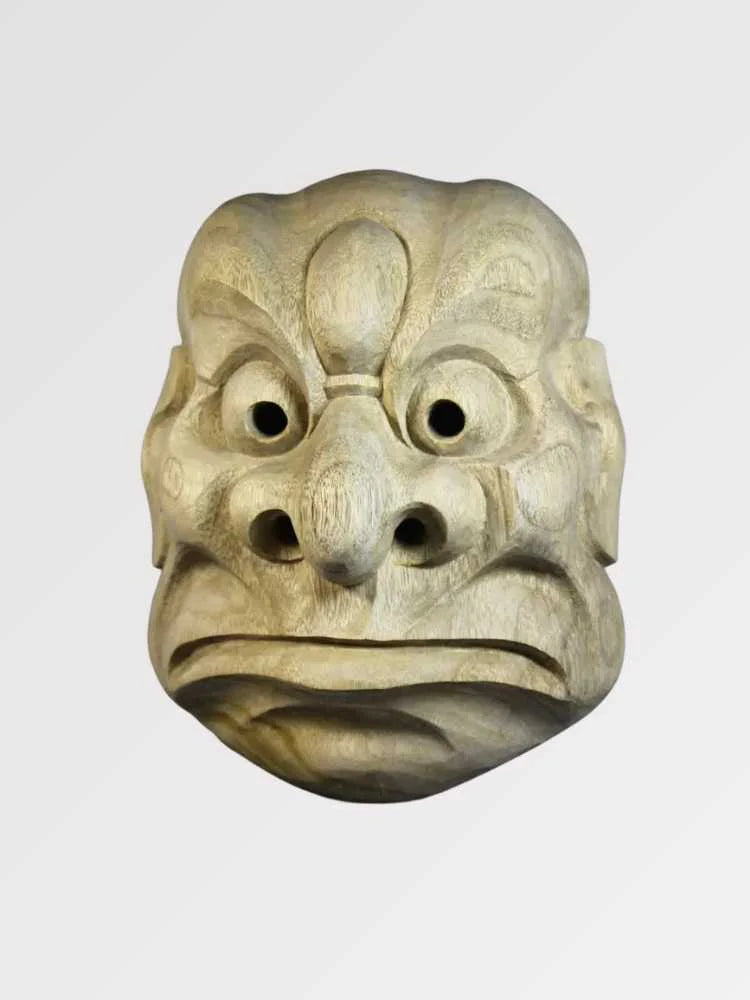 Karasu-Tengu-Maske in Dreiviertelansicht von hinten — geschnitzter Krähen-Tengu mit markantem Schnabel, großen runden Augen und gerippter Stirn