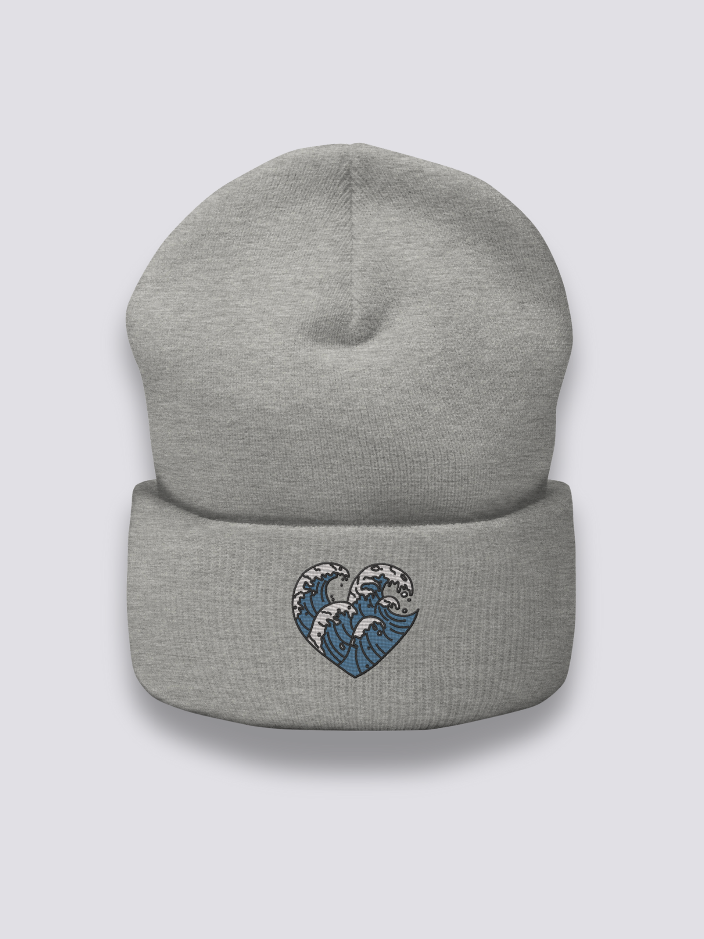 Japanische Wellen-Beanie – Beanie, gestickte Nami-Wellen in Herzform, Detailaufnahme der Stickerei