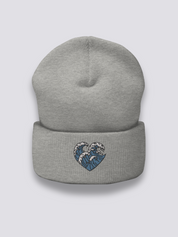 Japanische Wellen-Beanie – Beanie, gestickte Nami-Wellen in Herzform, Detailaufnahme der Stickerei