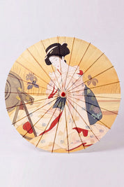 Japanischer Wagasa 'Take-Amino' von oben, flach geöffnet — ockergelbe Bespannung mit Frauenbildnis im Kimono nach Art des Holzschnitts