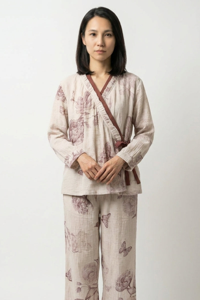Japanischer Cocooning-Schmetterlings-Pyjama 'Botanchou' – japanischer Pyjama, doppelte Gaze mit Pfingstrosen und Schmetterlingen in Rosa, Vorderans...