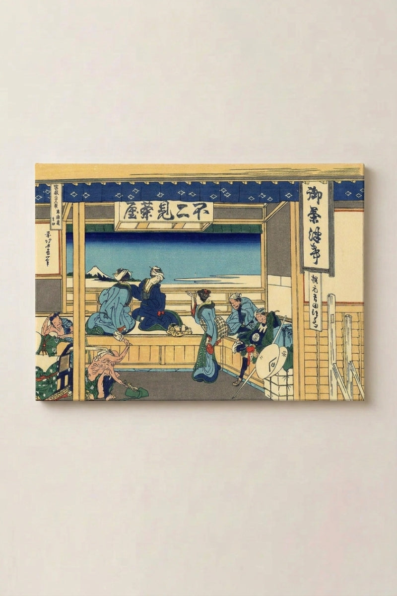 Japanischer Holzschnitt 'Shiata' als Wandbild vor beiger Wand — Ladenfront mit blau-goldenen Vorhängen, Figuren unter dem Vordach und der Fuji im Hintergrund