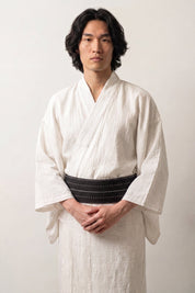 Obi-Gürtel 'Nagano' über einem weißen Kimono von einem männlichen Model an der Taille getragen — nachtblauer Grund mit feinen weißen Strichlinien