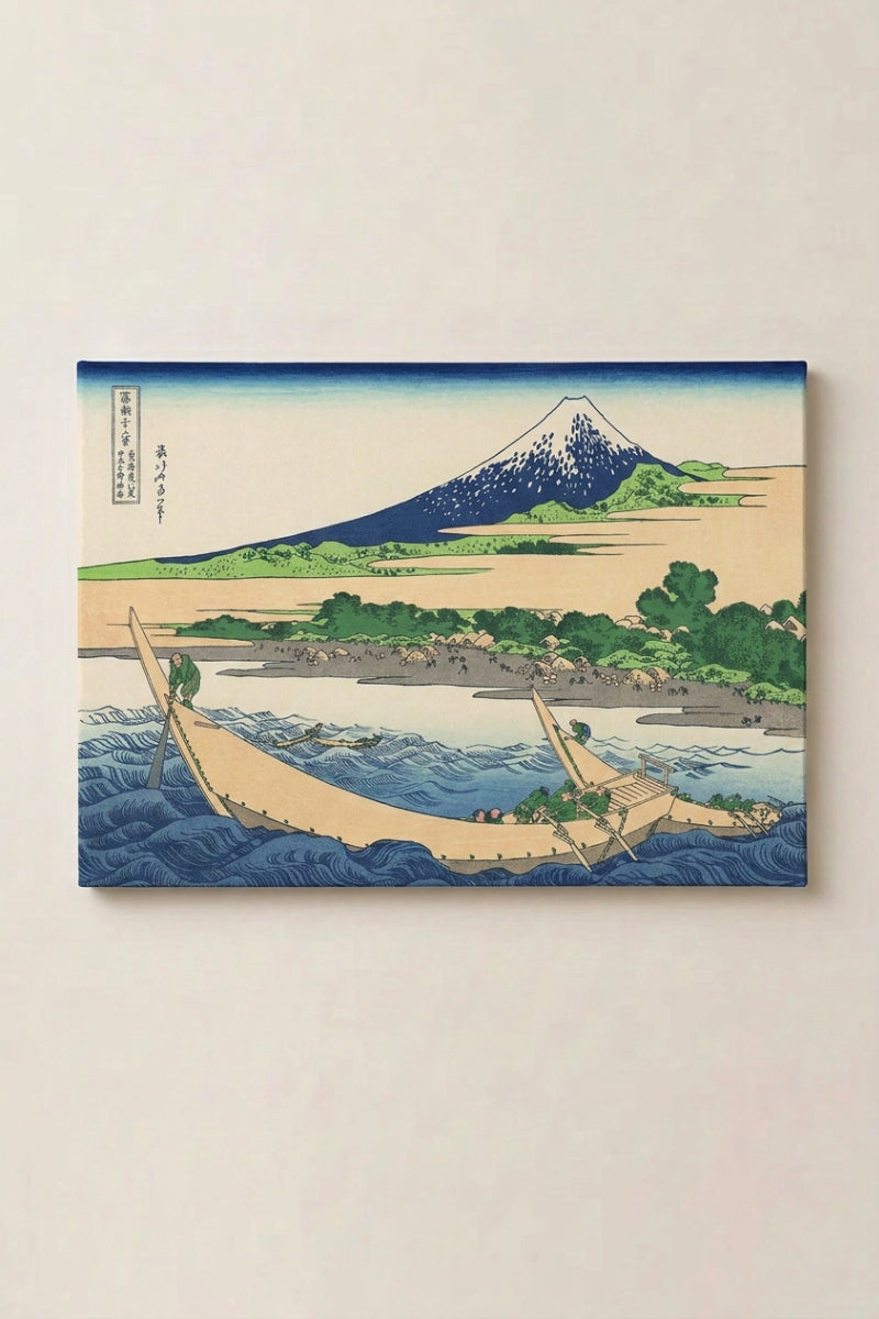 Japanischer Holzschnitt 'Fuji View' als Wandbild vor beiger Wand — sichelförmiger Strand mit gestrandetem Boot vor ruhiger Bucht und blauem Fuji am Horizont