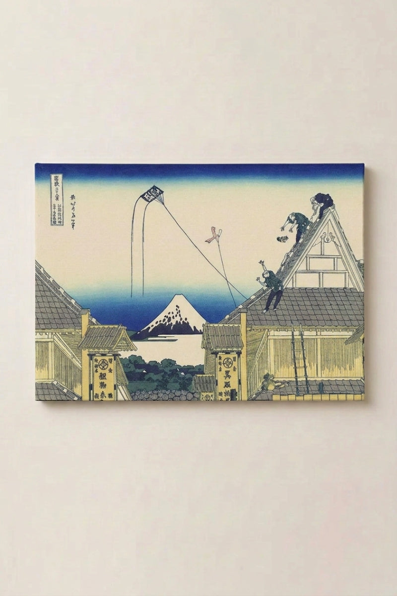 Japanischer Holzschnitt 'Heiwa-teki' als Wandbild vor beiger Wand — Ziegeldächer und Gerüste eines Viertels im Bau, zwischen den Balken der verschneite Fuji
