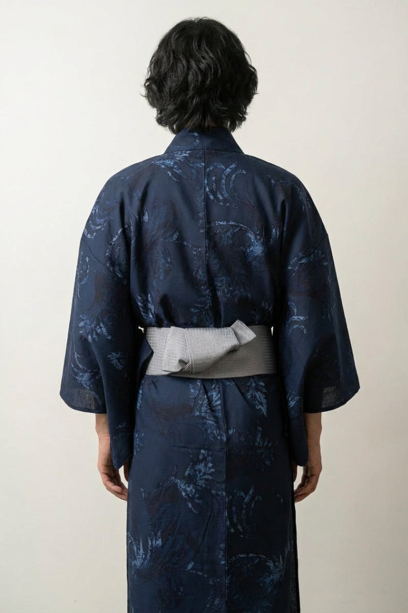 Japanischer Kimono 'Aionami' mit botanischem Ai-zome-Muster in Indigo, Detailansicht des Stoffs und des Obi