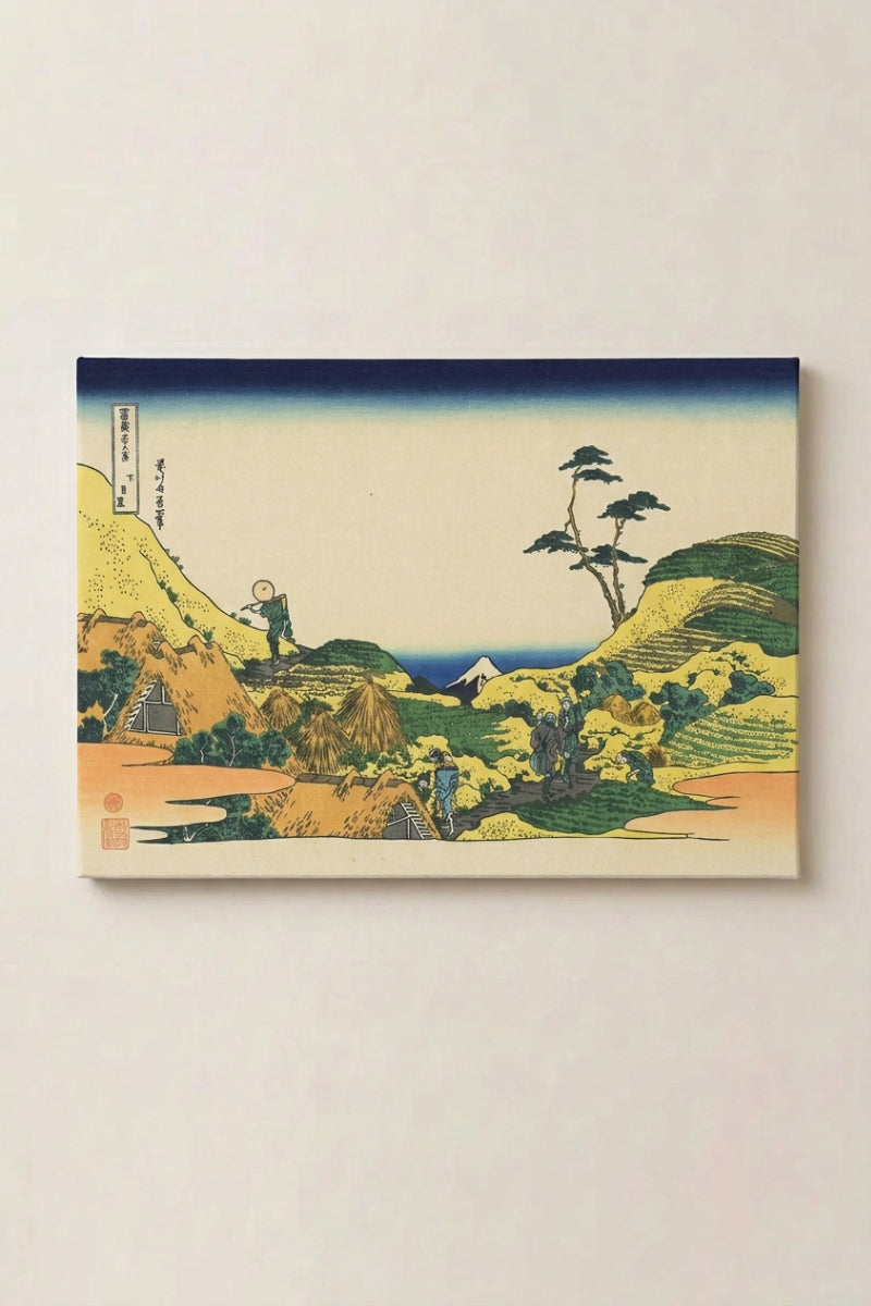 Japanischer Holzschnitt 'Nogyo' als gerahmtes Wandbild vor beiger Wand — gelbe, mit Kiefern bestandene Hügel, die zum blauen Meer abfallen, rechts der Fuji