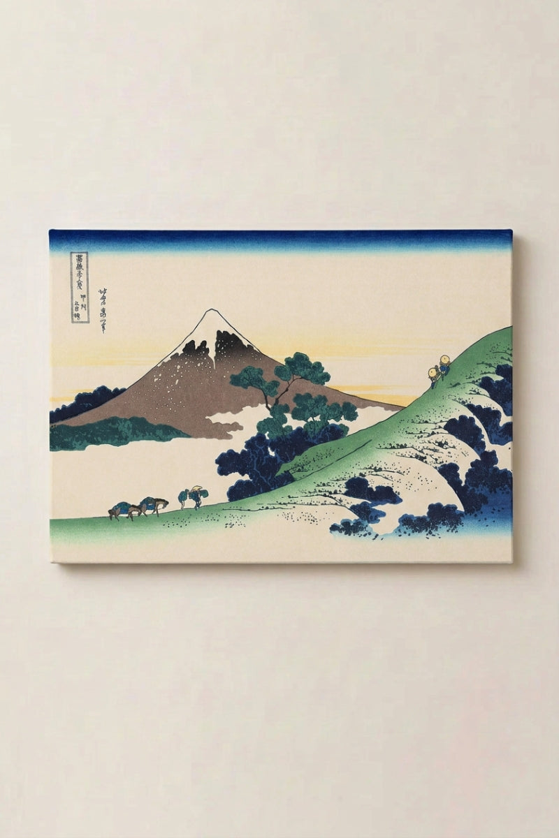 Japanischer Holzschnitt 'Okami' als gerahmtes Wandbild vor beiger Wand — dunkelbrauner Fuji über verschneiten bewaldeten Kämmen unter abgestuftem Himmel