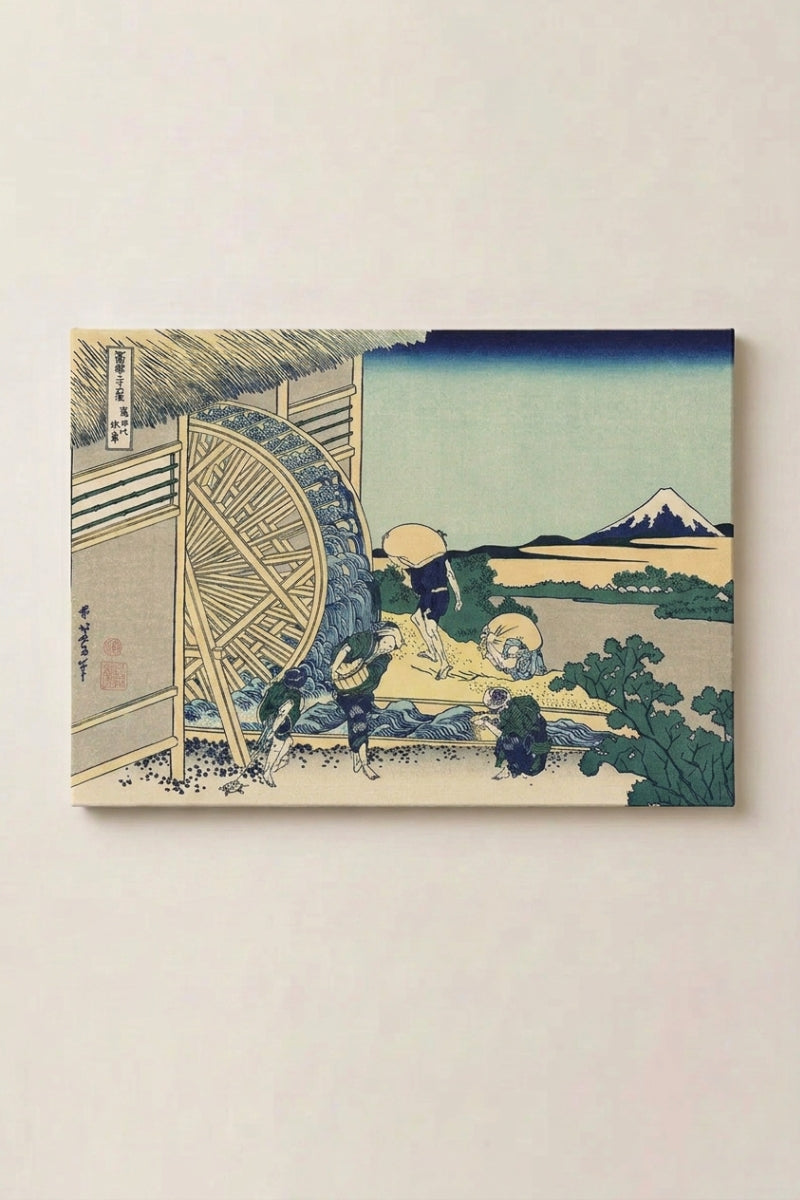 Japanischer Holzschnitt 'Shigoto' als gerahmtes Wandbild vor beiger Wand — großes Mühlrad und Bauern am Wasser, hinter den Bäumen der Fuji