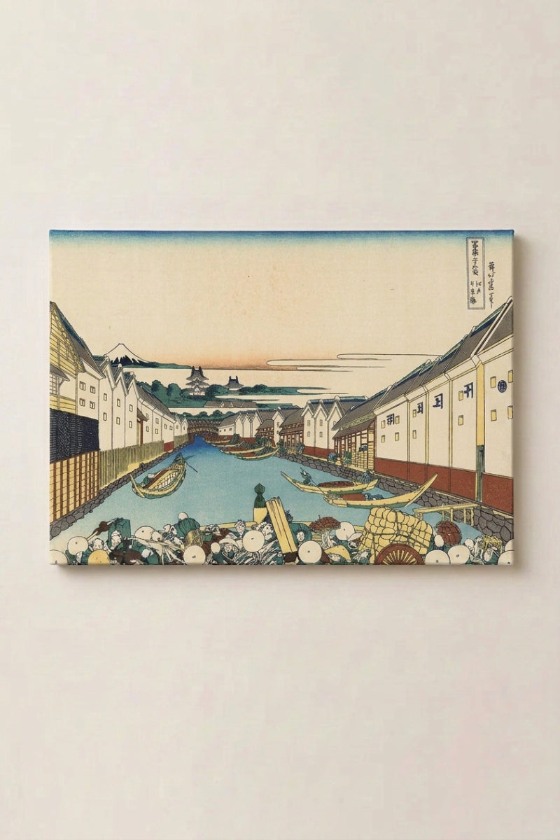 Japanischer Holzschnitt 'Onikawa' als Wandbild vor beiger Wand — Händlerstraße mit weißen Speichern an einem von Booten belebten Kanal, dahinter der Fuji